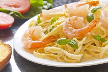 Fettuccine Alfredo con gambas