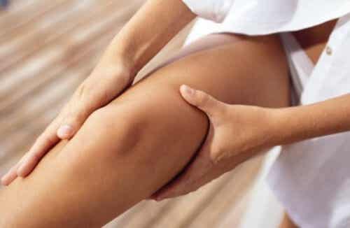 Hinchazón en las piernas: causas y remedios naturales