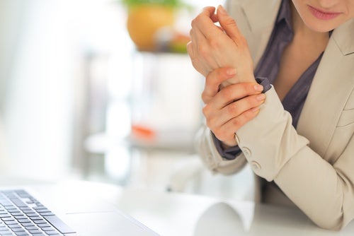 Mujer con mano inflamada