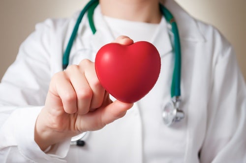 Medico che mostra un cuore