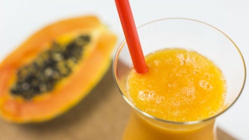 Zumo de papaya y durazno para la indigestión