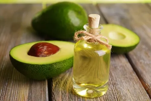 Aceite de aguacate para el crecimiento del cabello.