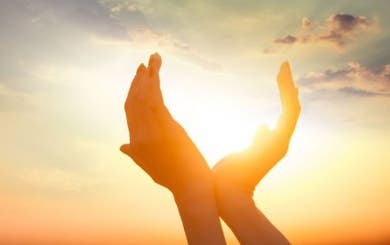 Mani che contengono la luce.