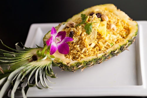 Arroz frito con piña
