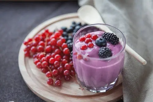 Prato com frutas silvestres
