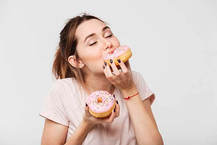 alimentos más adictivos: comer donut