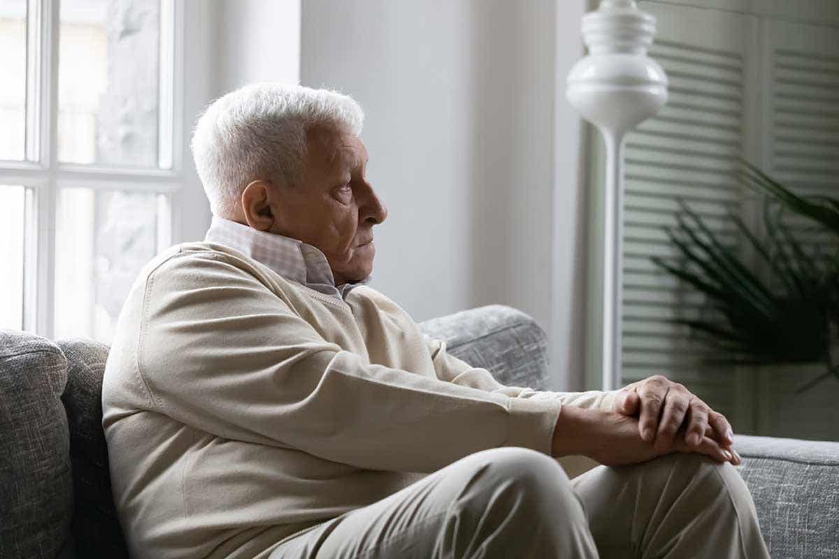 Cómo afecta la soledad la salud de los adultos mayores.