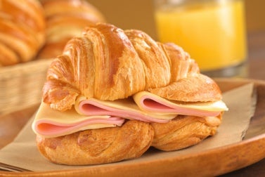 Aprende a hacer unos croissants de jamón y queso