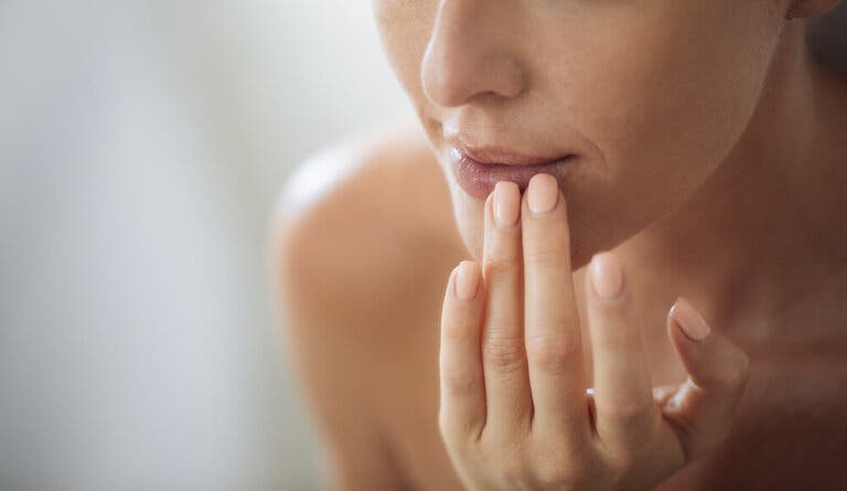 Remedio natural 2 en 1 para eliminar el vello facial y suavizar la piel