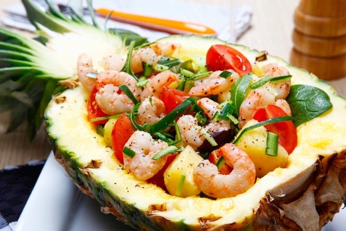 Ensalada de piña y gambas dentro de la piña
