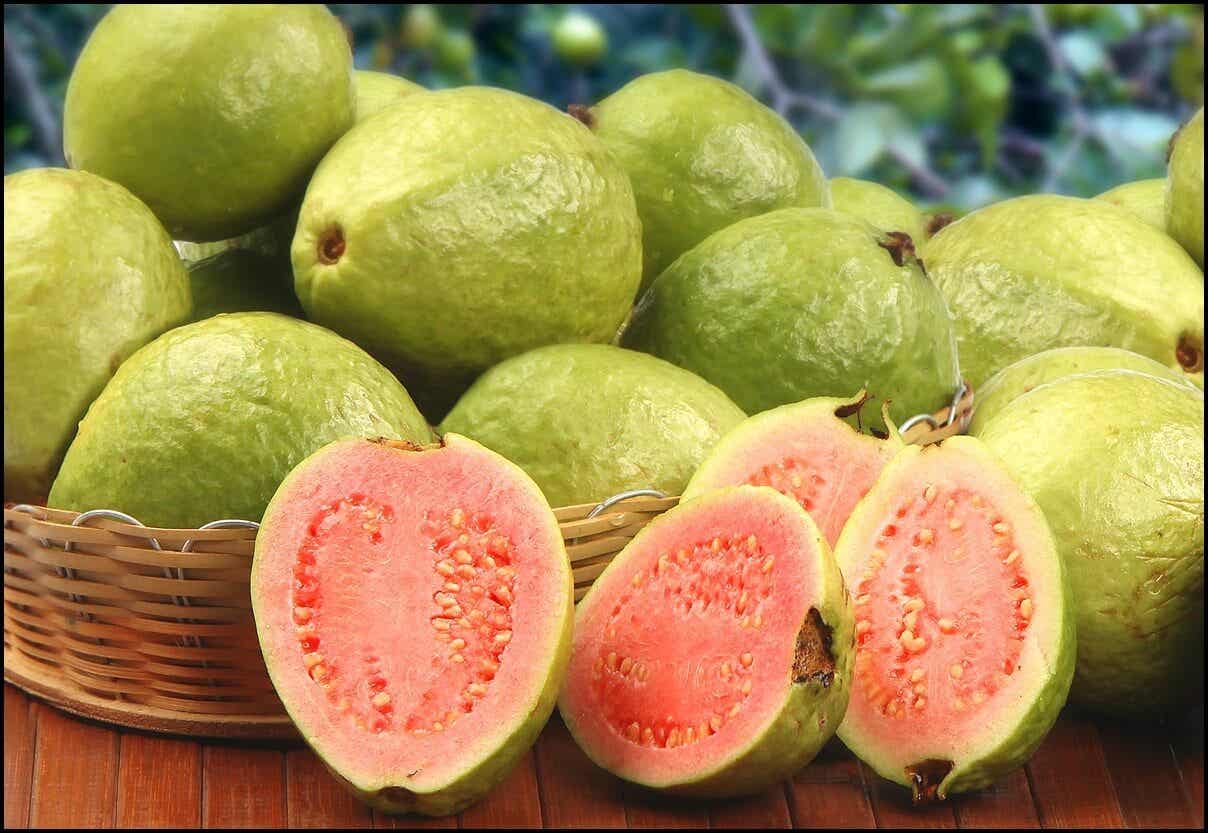 Fruta exótica guayaba.