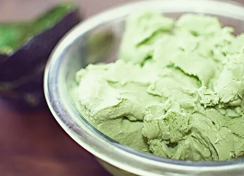 Maschera all'avocado per una pelle morbida e luminosa