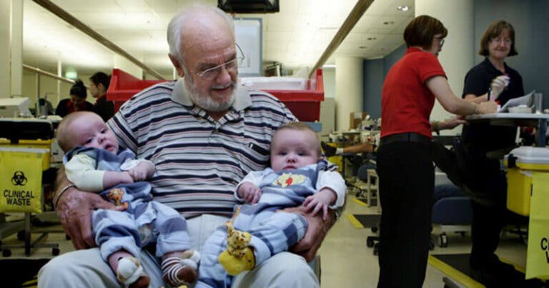 El hombre que salva millones de bebés con su sangre