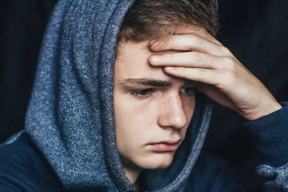 Rückfall in die Sucht vermeiden - nachdenklicher junger Mann