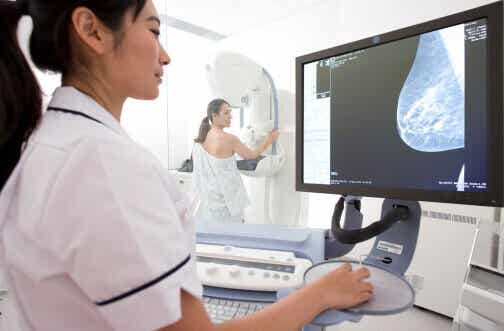 Femme médecin examinant une mammographie.