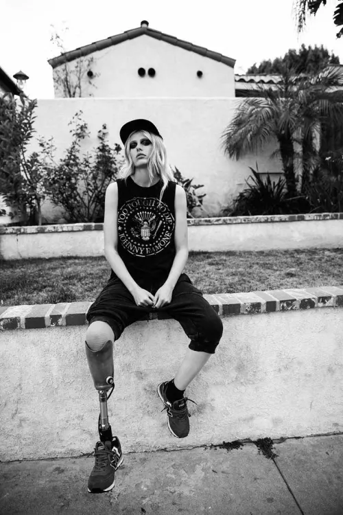 modelo-pierde-pierna-por-tampon-2