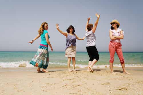 Mujeres con cuarenta años en la playa