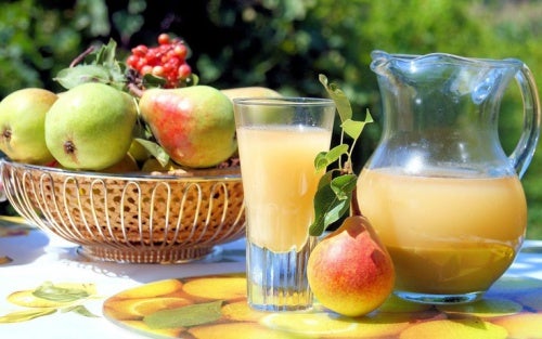 Incluye jugo de pera en tu desayuno y cuida de tu salud