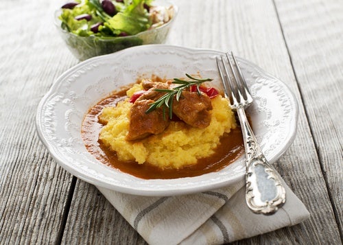 Polenta con salsa de pollo