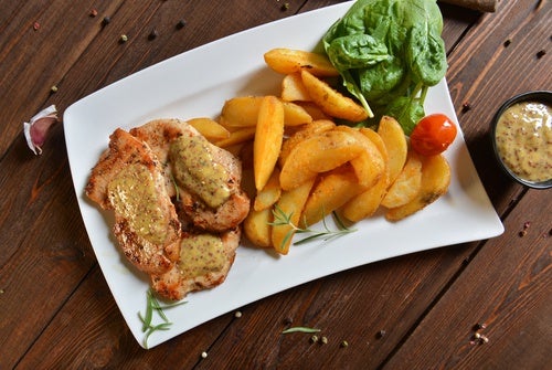 Pollo asado con crema de limón y espinacas