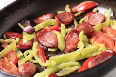 Salchichas con pimientos y cebolla