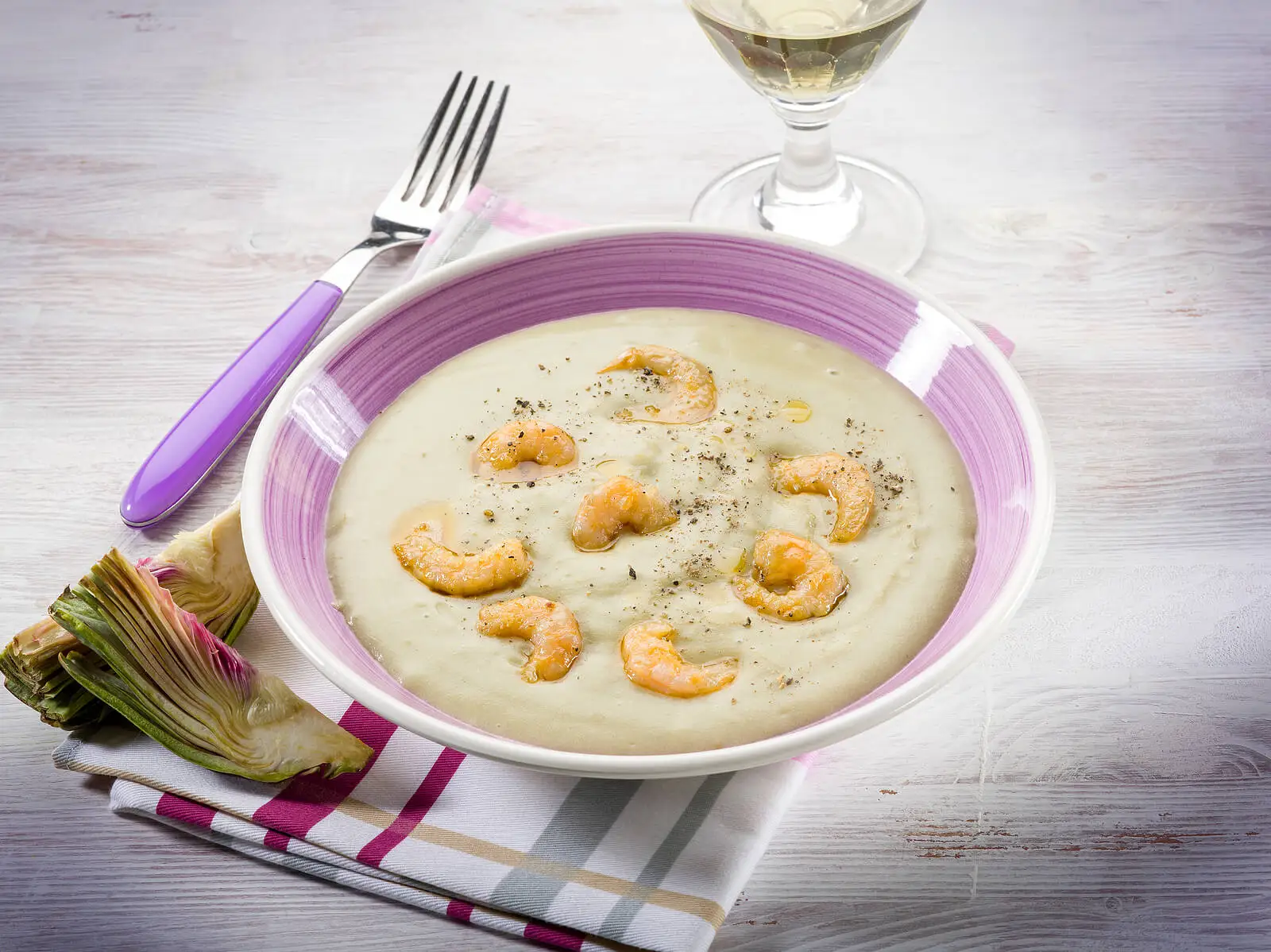 Crema de alcachofa, cebolla y gambas