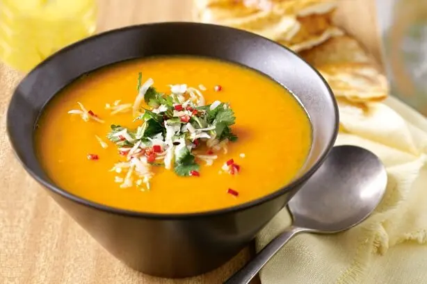 Sopa fresca naranja.