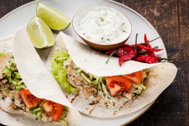 Tacos de pollo con aguacate y crema