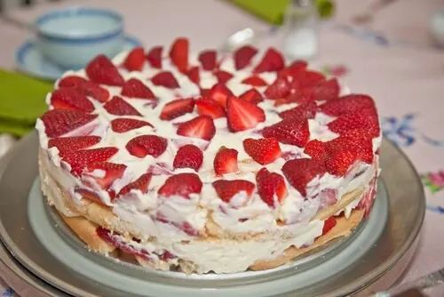 Tarta de fresas con nata