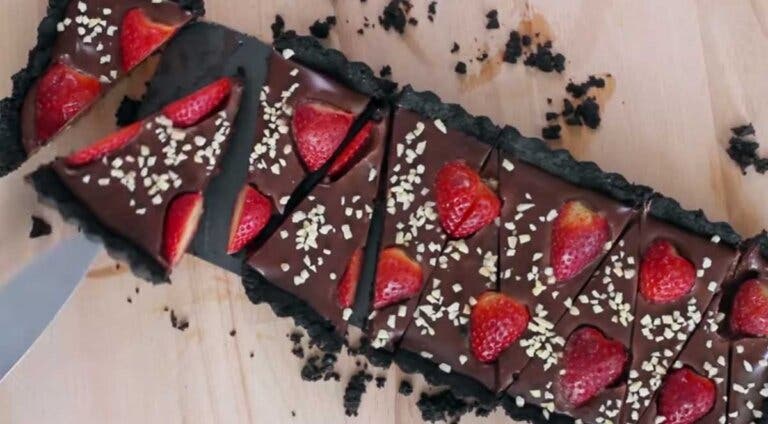 Deliciosa tarta de fresas y galletas Oreo (sin hornear)