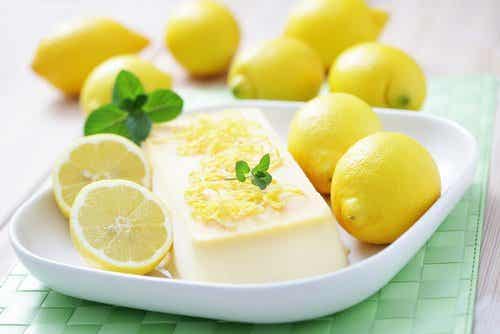 Puedes decorar la tarta de queso y limón con mermelada, ralladura de limón o chocolate blanco.