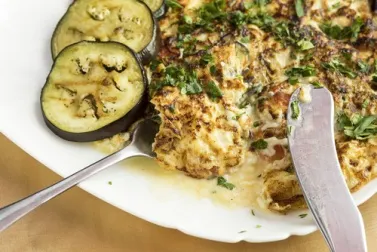 Tortilla de berenjenas, queso y pimientos