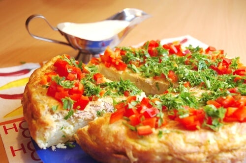 Tortilla rellena de tomate y atún