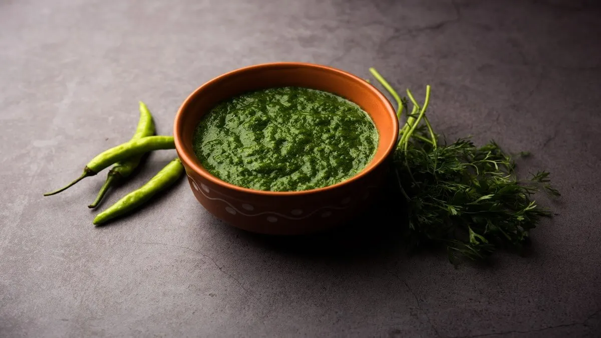 Salsa picante con cilantro.