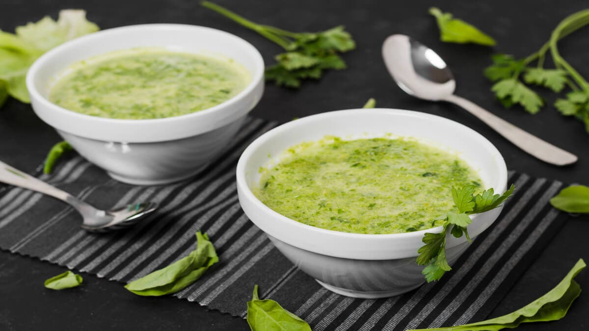 Salsa vinagreta con huevo duro y perejil.