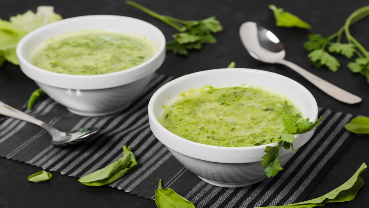 Salsa vinagreta con huevo duro y perejil.