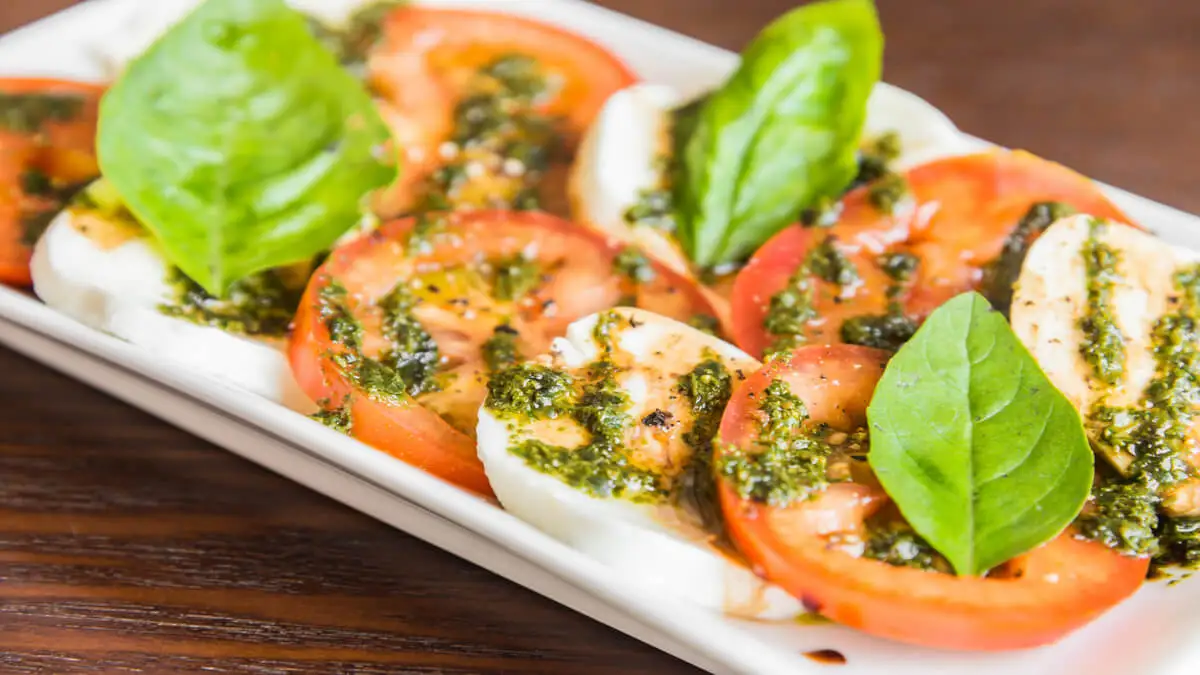 Tomates con salsa pesto.