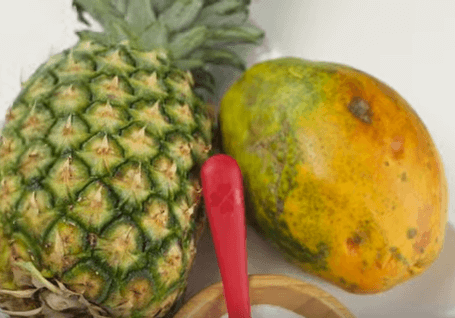 Piña y papaya