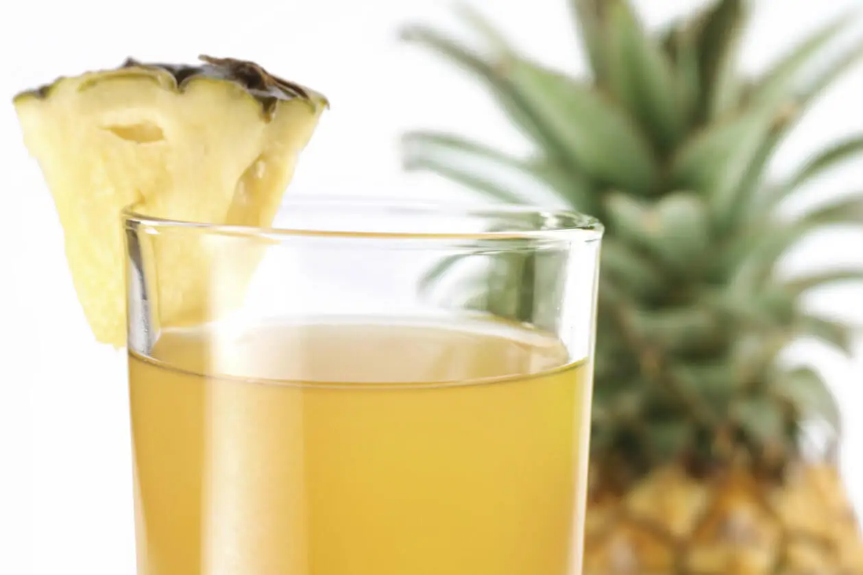 Zumo de piña como remedio natural para desintoxicar el hígado.