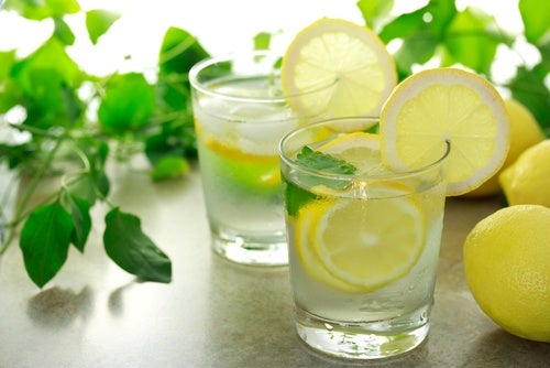 Agua-tibia-con-limón