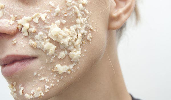 Dile adiós a las espinillas y el acné con esta mascarilla de avena y leche