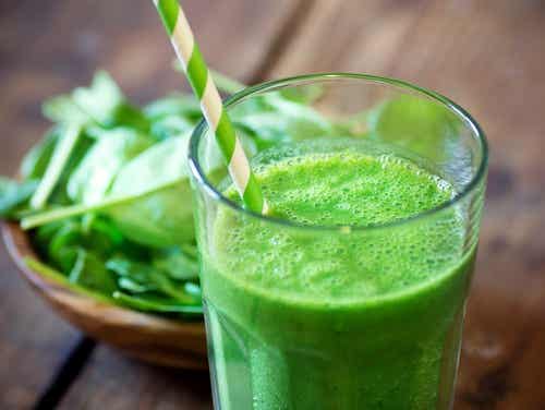 Batido-de-limón-apio-y-perejil