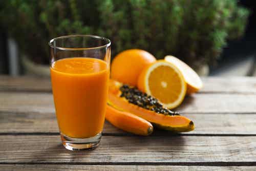 Schmerzlinderung bei rheumatoider Arthritis - Papaya-Orangensaft