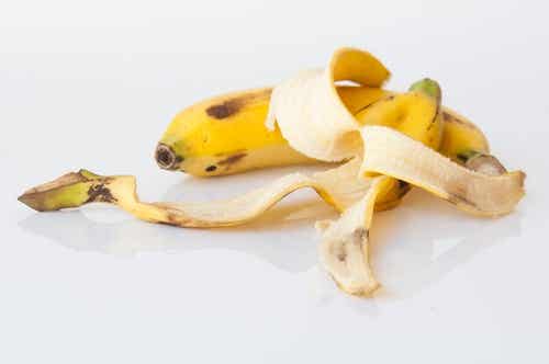Banana peel to remove moles.