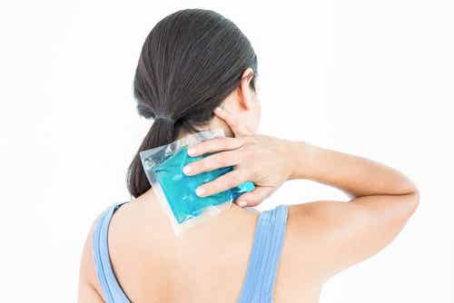 Contra-la-inflamación-aplica-hielo-realizando-suaves-masajes.