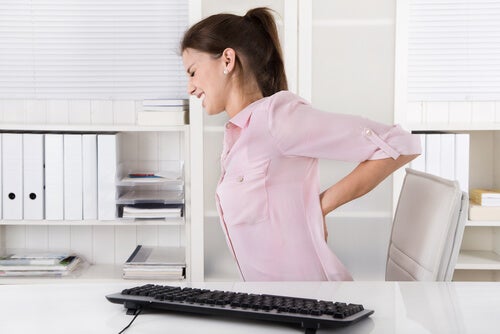 Kvinde med rygsmerter, som er gængse virkninger af stress
