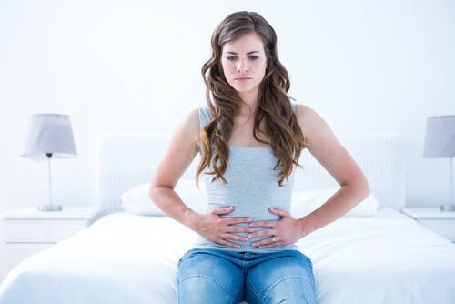 Mujer con dolor de estómago