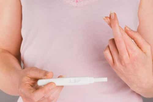 mujer-haciendo-prueba-de-embarazo