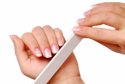 Limar en forma recta para fortalecer las uñas