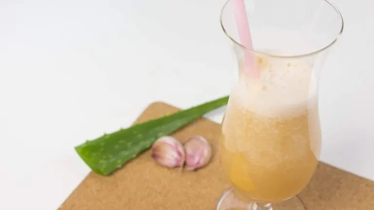 Zumo de limón, pepino, ajo, sábila y toronja para reducir el colesterol